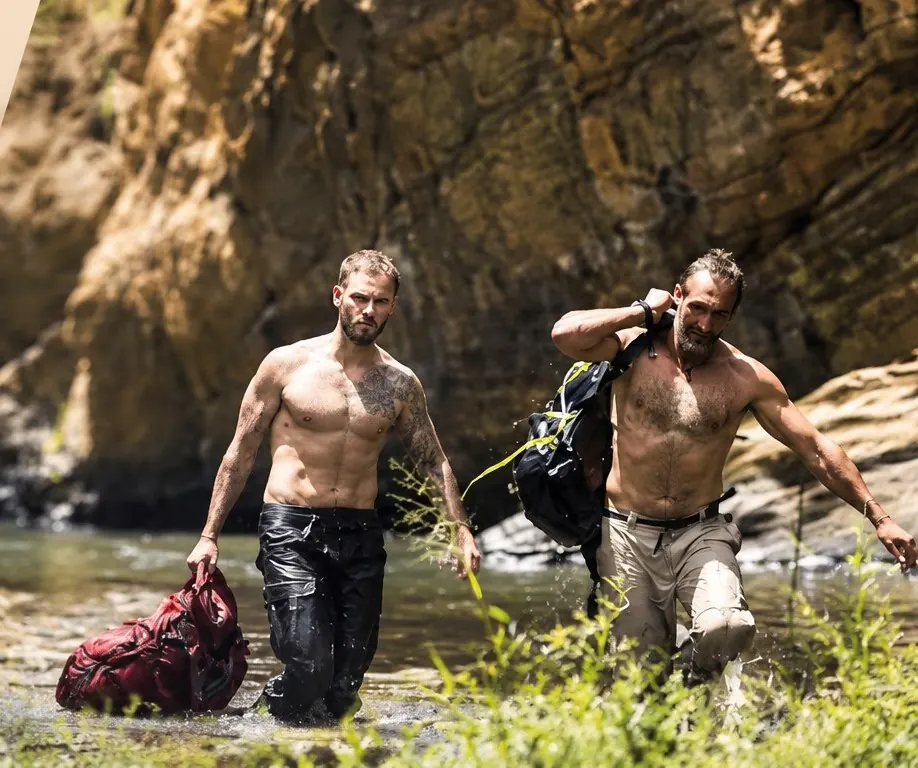À l'état sauvage, M6 : M. Pokora et Mike Horn traversent une rivière
