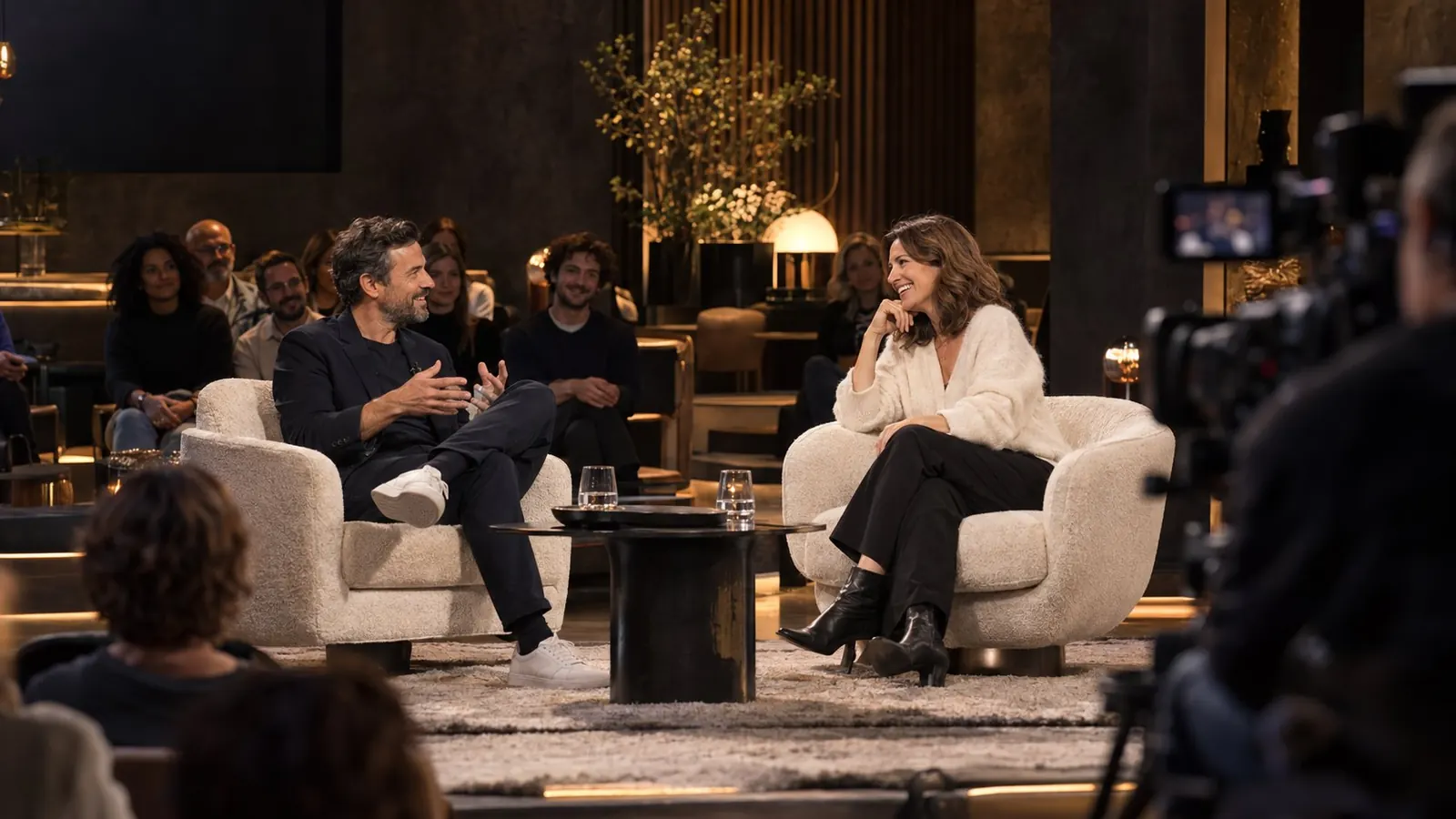 Tournage d'un talk-show en public : deux invités en fauteuils face aux caméras