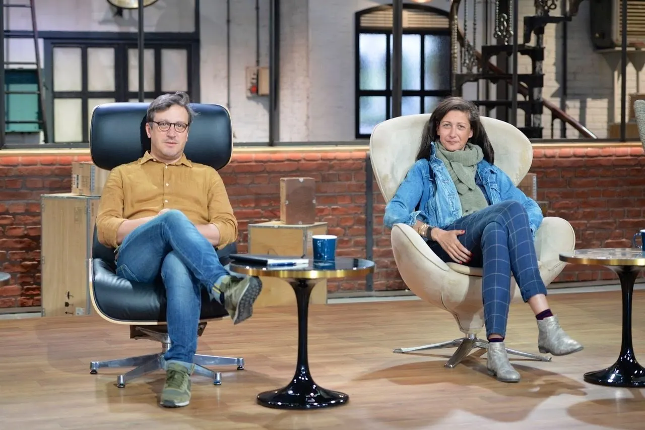Jérémy Henriet et Ombline Rousseau, producteurs, assis sur le plateau de Qui veut être mon associé ?