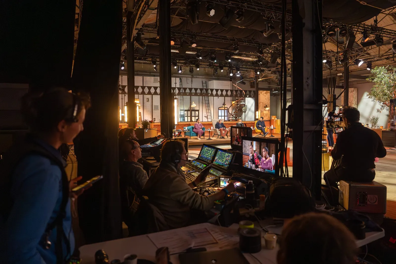 Coulisses du tournage de Qui veut être mon associé ? : la régie au premier plan, le plateau au fond